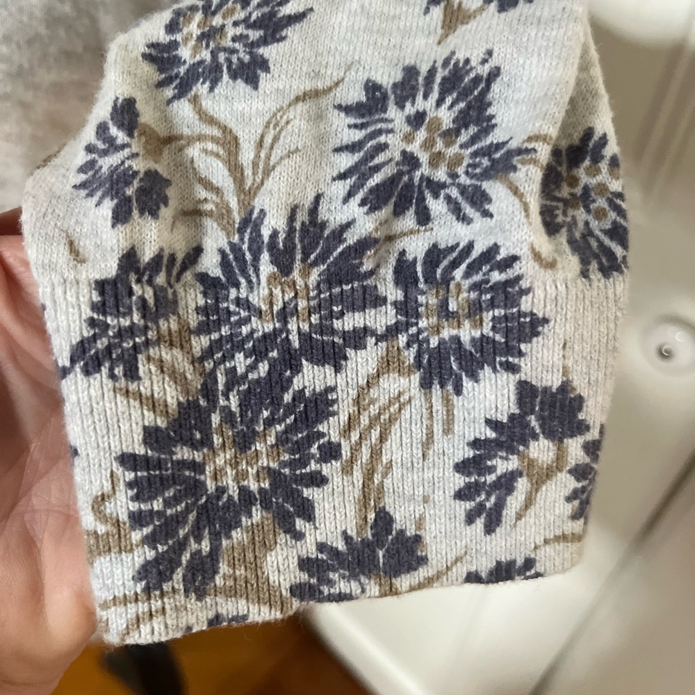 Gap Gray Cardigan with Blue Floral Print. Women's Size: L. - Picture 7 of 10